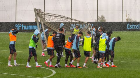 El �ltimo entrenamiento del Celta Fortuna de este domingo estuvo muy pasado por agua.
