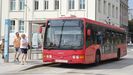 Autob�s de la empresa Tranv�as a su paso por la Autoridad Portuaria.
