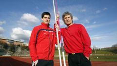 Luis Nogueira, derecha, en una imagen de archivo con otro lanzador de p�rtiga, Luis Michinel.