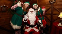 Pap� Noel, ayer, durante su visita a la caseta de la Praza de Carballo