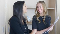 La alcaldesa de Ribeira, María Sampedro, con la conselleira de Política Social, Fabiola García.