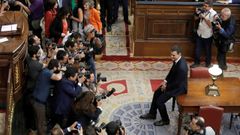 Pedro S�nchez posa ante los medios gr�ficos tras triunfar su moci�n de censura contra Mariano Rajoy. 