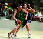 Olga Fedorova conduce el bal�n hacia la canasta.