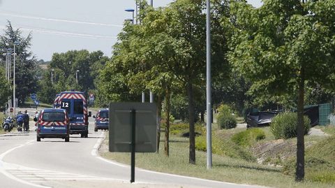 La cabeza de la vctima ha sido hallada colgada en lo alto de una valla que rodea la factora, con inscripciones en rabe, segn informa Afp. 