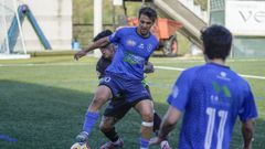Isma tratando de mantener el control del bal�n ante un jugador del Boiro en el anterior partido en Os Carr�s