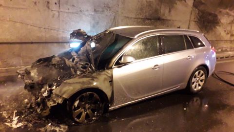 Coche incendiado en Ria�o