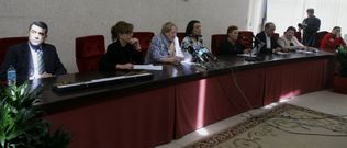 El nuevo alcalde de Pontecesures, en primer t�rmino, durante la tensa sesi�n plenaria celebrada ayer en la localidad. 