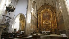 El mural fue descubierto al retirar el cuadro que ocupa la parte central del monumental retablo mayor de la iglesia, construido en el siglo XVIII. En la imagen, el retablo con el cuadro
