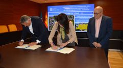 El alcalde de Sanxenxo, Telmo Mart�n, y la conselleira de Vivenda, Mar�a Mart�nez Allegue, firman el convenio que financia la compra de Xuncablanca