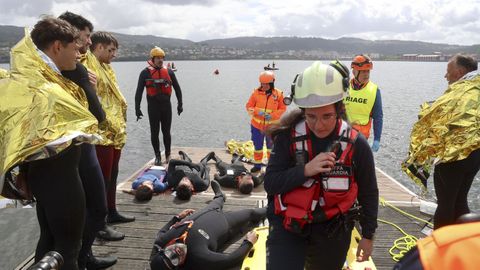 Rescate de personas en la ensenada de A Gndara, tras la cada de un bus escolar. 