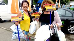 Mani Saavedra, a la izquierda y acompa�ada por amigas, tras finalizar el rastreo de chollos en la feria.