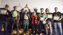 Lloyd Kaufman, con un trofeo en la mano, durante la inauguraci�n del festival