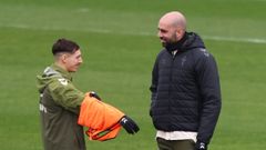 Claudio Gir�ldez, con Bryan Zaragoza, en el entrenamiento de este viernes.