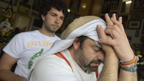 Preparativos de la cofrada de  Los Estudiantes  en su segunda salida, la de la Procesin del Prendimiento , este lunes en Oviedo