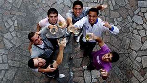 Pablo Lede, Pedro Garc�a, Toni, Misa, Rodri y Mario brindan en la sede de La Voz en Vigo por el primer �xito de la temporada