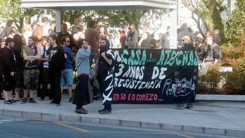 En el 2011, el hoy concejal Jos� Manuel Sande se manifest� contra el desalojo de la Casa das Atochas. En el 2014, el diputado de En Marea, Ant�n Gomez-Reino hizo lo propio en las Oblatas. En esos dos desalojos de centros okupados que orden� la Justicia no se produjeron heridos. En el de la Insumisa, ordenado por el gobierno local de la Marea hace una semana, hubo diez, entre ellos tres polic�as.