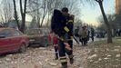Equipos de rescate evac�an a civiles tras el bombardeo ruso por Tern�pil.