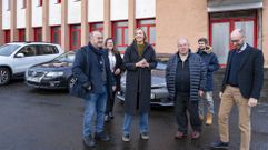 Foto de archivo de la visita de la conselleira de Pol�tica Social, Fabiola Garc�a, junto al alcalde de Rois, Ram�n Tojo (izquierda) a la antigua escuela unitaria de Rois, cuando se anunci� el apoyo de la Xunta a este proyecto
