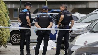Varios agentes custodian el cuerpo del hombre asesinado en Los Rosales, A Coru�a