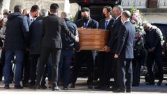 Amigos y familiares portan en el cuerpo sin vida de Esther L�pez