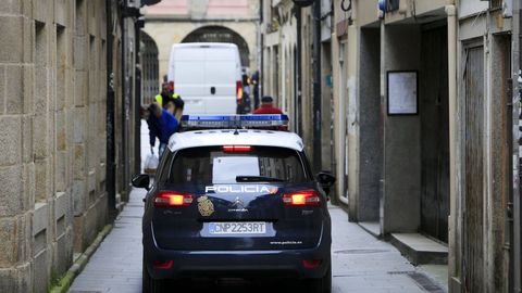 Coche de la Polic�a Nacional patrullando por el centro de Lugo