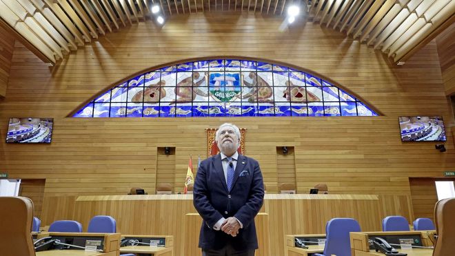 El presidente del Parlamento, Miguel Santalices, en el sal�n de plenos.