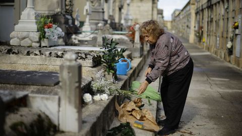 Isabel Blas, arreglando uno de los tres panteones familiares en San Amaro