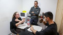 Mart�n Redondo y dos trabajadores del taller mec�nico de Outes, en el espacio habilitado para la pausa