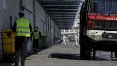 Imagen de archivo de miembros de la UME desinfectando la lonja de A Coru�a en marzo del 2020