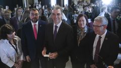 El presidente del Gobierno, Pedro S�nchez (c), la vicepresidenta tercera y ministra para la Transici�n Ecol�gica y el Reto Demogr�fico, Sara Aagesen (i), y el jefe del Ejecutivo asturiano, Adri�n Barb�n (2i), participan en la presentaci�n de la II Estrategia Nacional para la Equidad Territorial y el Reto Demogr�fico, este mi�rcoles en Infiesto
