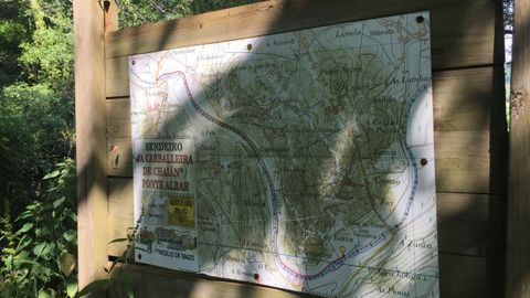 El sendero indicado en el cartel está casi oculto por la maleza. Chaián, Trazo