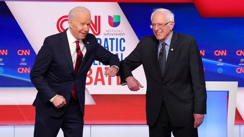 Joe Biden (izquierda) y Bernie Sanders (derecha) chocan el codo antes de su debate por la nominacin demcrata a la Casa Blanca