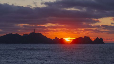 Espectacular atardecer en Camari�as, co maxestuoso cabo Vil�n ao fondo