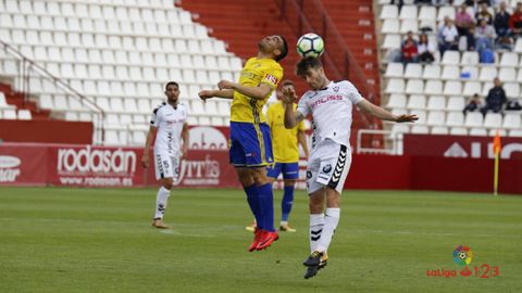 Erice Dani Romera Albacete Cadiz Belmonte.Erice y Dani Romera luchan por un balon aereo