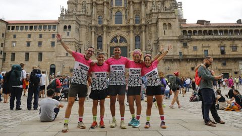 Mamen Ledesma, Juan Pablo G�mez, Lourdes Chinchilla, Francisco Garc�a y Ra�l Corbacho, del Club Entrena y Mejora de Dos Hermanas, hicieron corriendo el Camino de Santiago desde Sarria.