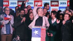 La exministra Jeannette Jara celebra su victoria