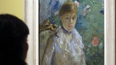 Una mujer observa un cuadro de Degas en una exposici�n realizada en Madrid