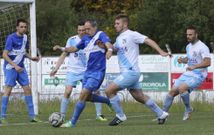 El delantero ceense Leo aguanta la entrada del sportinguista Adri en San Paio de Refoxos. 