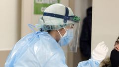 Una sanitaria practicando una PCR este jueves en Galicia 