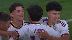 Anxo Rodr�guez y Andr�s Anta��n, canteranos del Celta, celebrando un gol ante Gales con sus compa�eros de la selecci�n espa�ola sub-19.