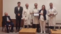 
Representantes del Hospital Universitario de A Coru�a, de la Fundaci�n Humans y de Angelini Pharma durante el acto de entrega de la certificaci�n en humanizaci�n de la atenci�n a pacientes con infecci�n bacteriana grave