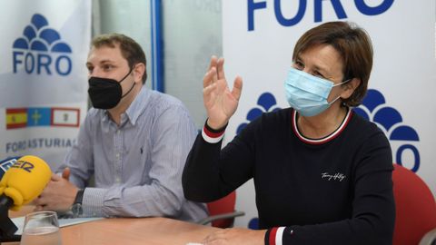 La Presidenta de Foro Asturias, Carmen Moriy�n, junto al secretario general y portavoz parlamentario de Foro, Adri�n Pumares
