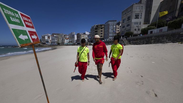 El socorrismo (en la imagen, vigilantes en Malpica) representa una parte de las altas en la Seguridad Social