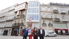 Ana Ortiz acompa�ada de miembros del Consorcio Casco Vello ante el inmueble rehabilitado en Elduayen