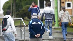 J�venes y mayores paseando por la Praza da Constituci�n de Lugo
