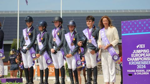 Juntoal resto de su equipo tras recibir las medallas durante el transcurso del campeonato europeo en los Pases Bajos