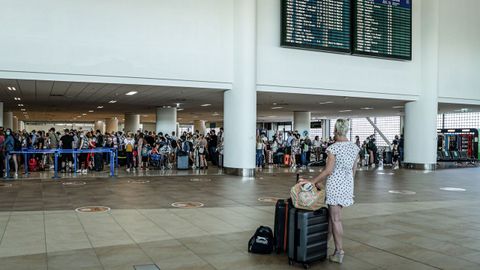 Los brit�nicos se agolpan en el aeropuerto de Faro cuando interrumpen sus vacaciones en el Algarve para regresar a casa debido a las nuevas reglas de cuarentena del gobierno brit�nico