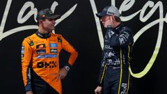 Lando Norris y Max Verstappen dialogan despus de la sesin de clasificacin del Gran Premio de Las Vegas.