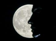 Una estatua femenina se recorta frente a la luna llena en Kiev, la capital de Ucrania.