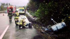 Efectivos trabajan en la zona del accidente para evitar el derramamiento de gas�leo